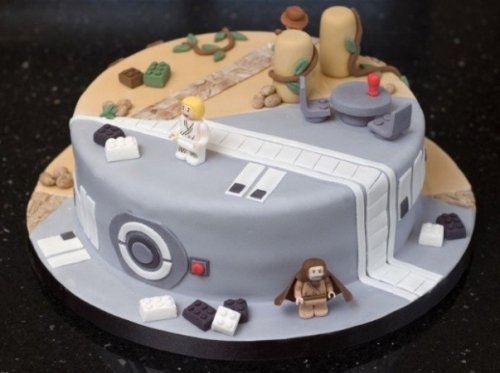 Оригинальный торт для поклонников Звездных войн и Индианы Джонса