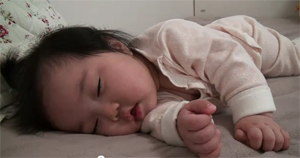 Малышка борется со сном