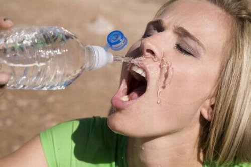 Девушки пьют воду из пластиковых бутылок