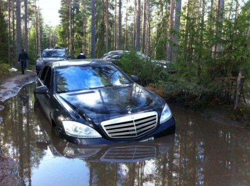 Крутой Mercedes застрял в луже