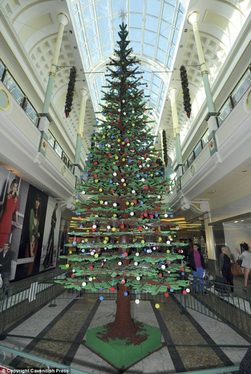 Необычная новогодняя елка в торговом центре в Манчестере