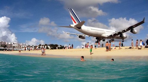 Пляж Махо, где людей буквально сносит самолётами (4 фото + 2 видео)
