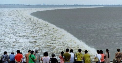Гигантский прилив китайской реки Цяньтан (35 фото)