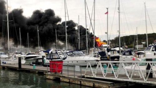 Многомиллионная яхта сгорела в огне (5 фото)