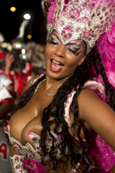 Горячие красотки на карнавале в Монтевидео (26 фото)