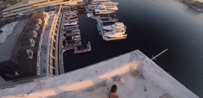Экстремальный прыжок в воду с крыши 40-метрового здания